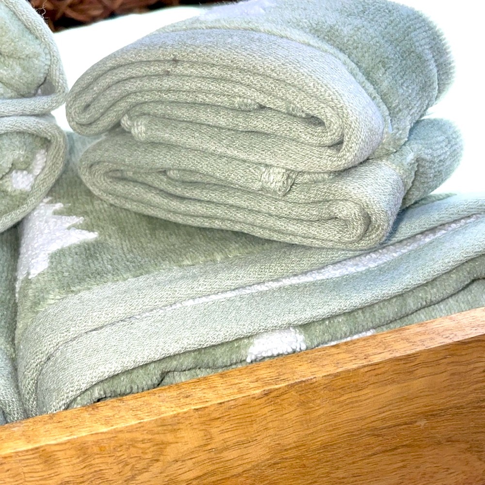 🌲Holiday Bath Towel Set 🌲 NWT! Perfect for the entire winter season ❄️ - Picture 13 of 15
